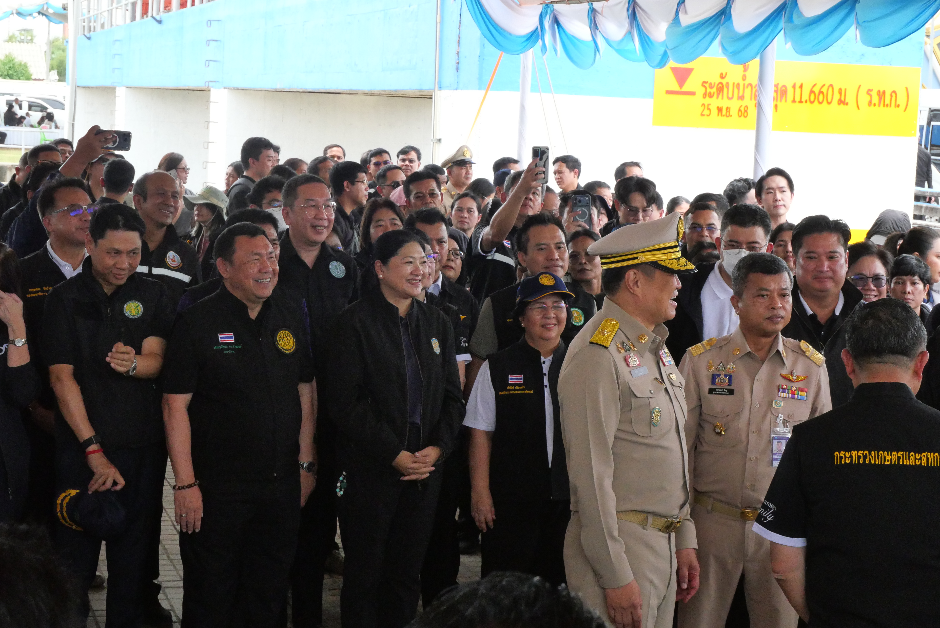 title - เลขาธิการ ส.ป.ก. พร้อมคณะ ร่วมลงพื้นที่กับคณะนายกรัฐมนตรี ติดตามการบริหารจัดการน้ำ เพิ่มศักยภาพระบายน้ำ ลดเสี่ยงน้ำท่วมหาดใหญ่ 
